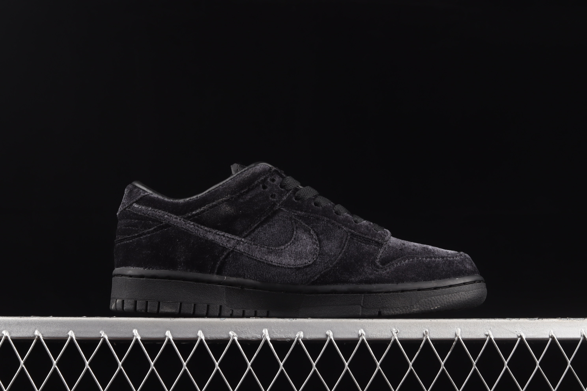 Dover Street Market x Dunk Low 'Black Velvet' DH2686-002